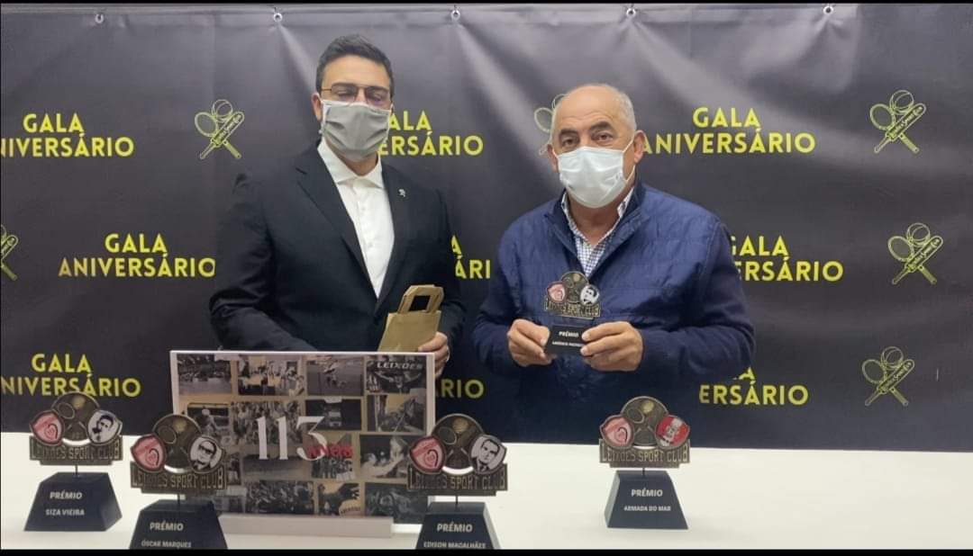 Entrega de prémio de homenagem a Vítor Oliveira numa gala do Leixões Sport Club