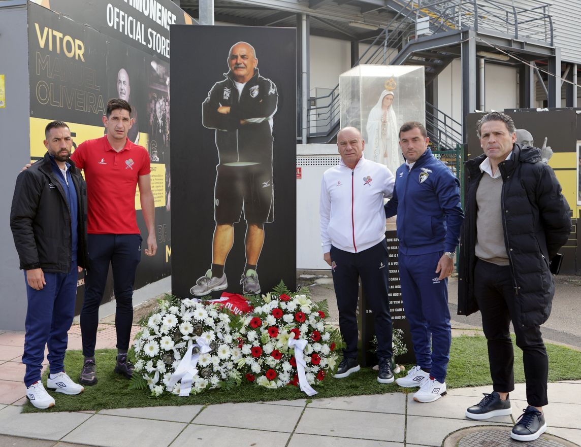 Representantes do Leixões e do Portimonense junto a um memorial de Vítor Oliveira