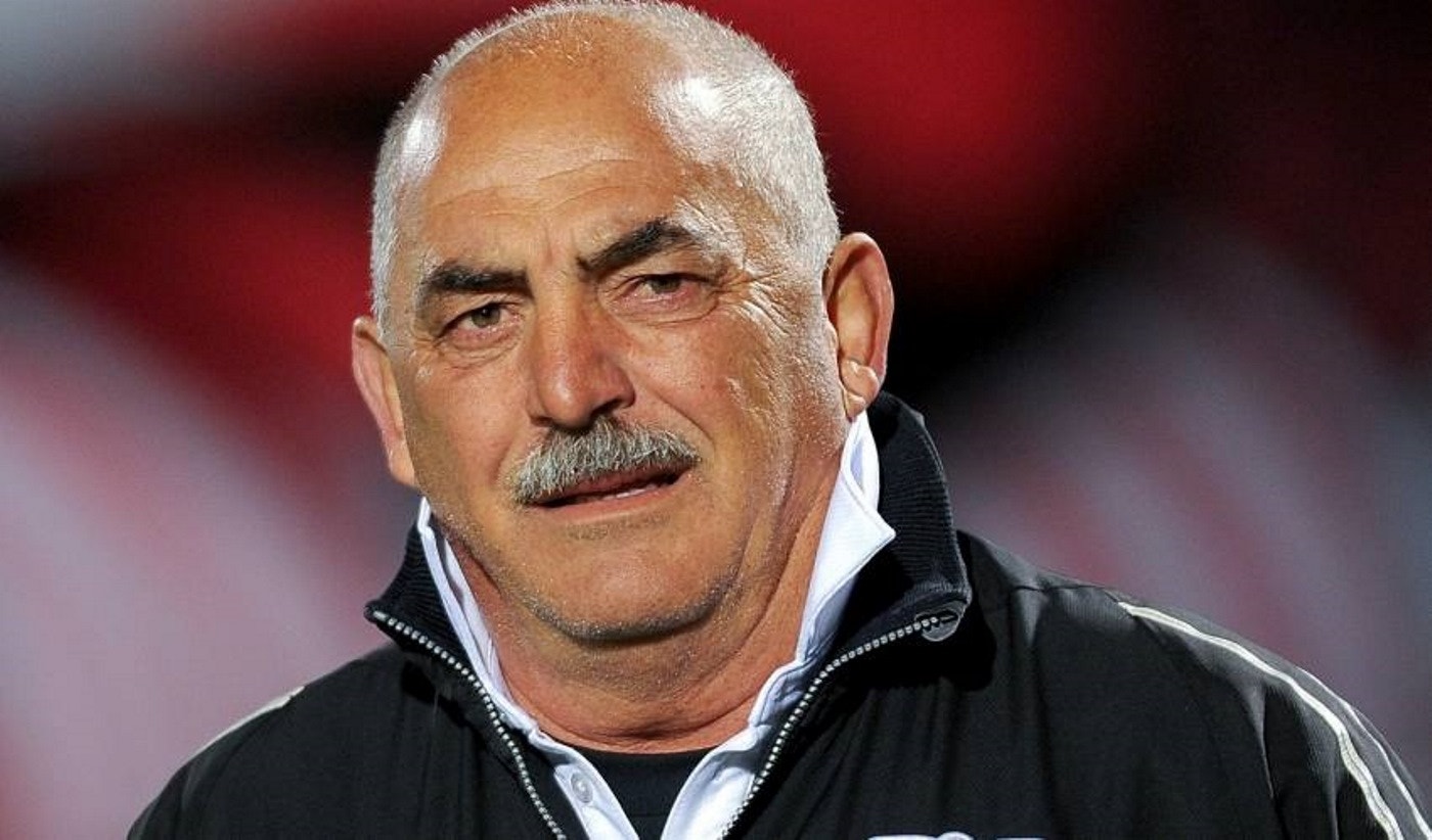 Vítor Oliveira no banco de suplentes, concentrado durante um jogo